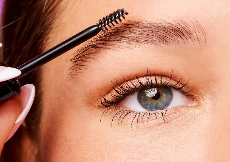 ریمل ابرو برای لیفت پوست